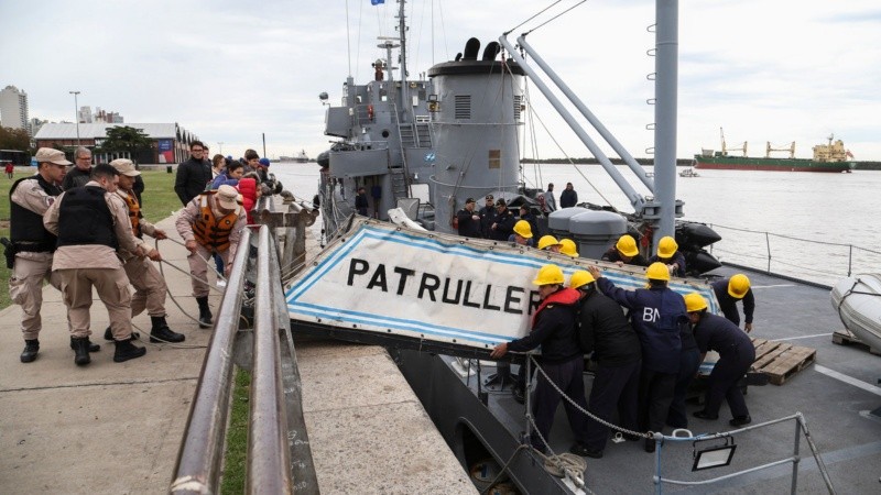 Los trabajos para amarrar el buque que funciona en la Armada desde 1946.