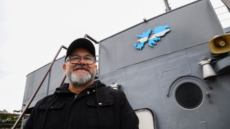 Fernando Vitale y la emoción de estar en el patrullero con la guardia de honor por Gallo.