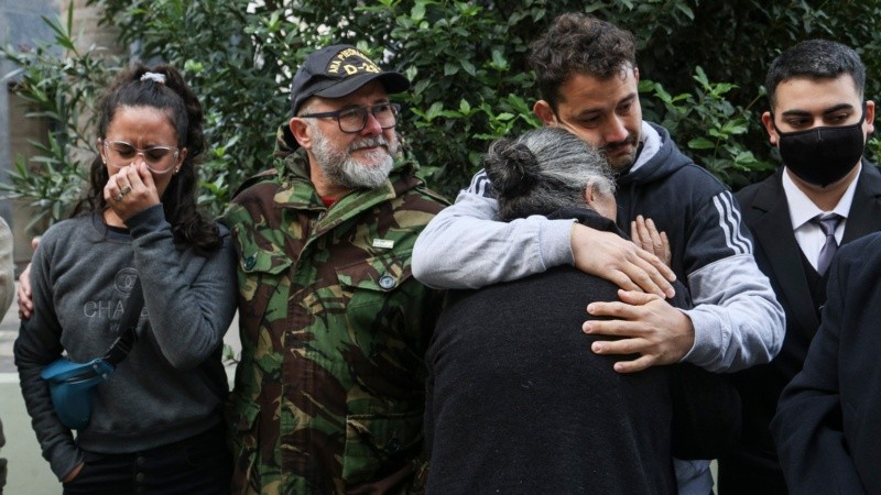 El emotivo acto en homenaje al cabo rosarino Felipe Gallo este lunes en el cementerio El Salvador.