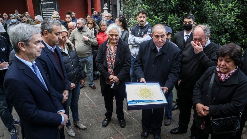 El emotivo acto en homenaje al cabo rosarino Felipe Gallo este lunes en el cementerio El Salvador.