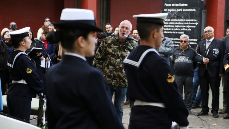 El emotivo acto en homenaje al cabo rosarino Felipe Gallo este lunes en el cementerio El Salvador.