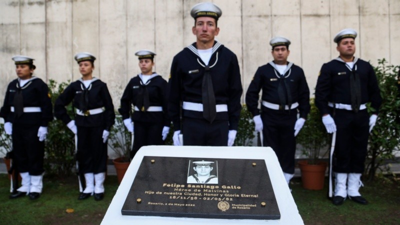 El emotivo acto en homenaje al cabo rosarino Felipe Gallo este lunes en el cementerio El Salvador.