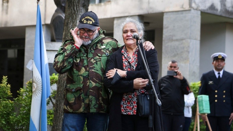 Norma, la hermana de fFlipe Gallo emocionado en su discurso.