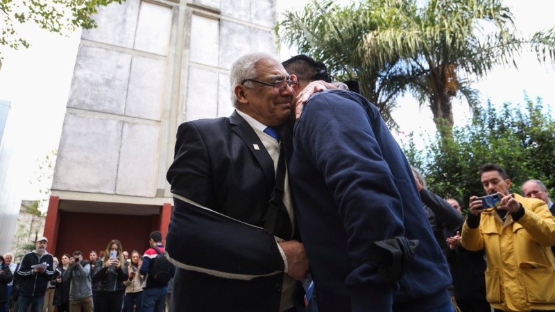 El emotivo acto en homenaje al cabo rosarino Felipe Gallo este lunes en el cementerio El Salvador.