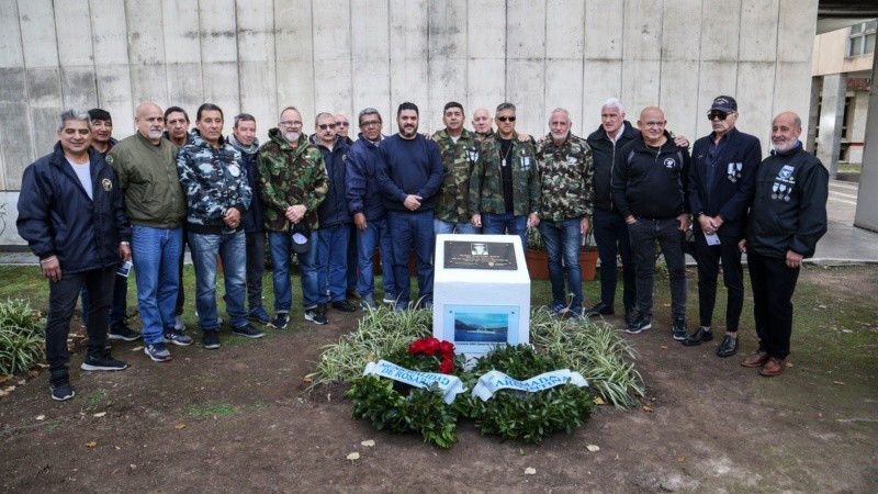 Ex combatientes de Malvinas presentes en el emotivo acto de este lunes.