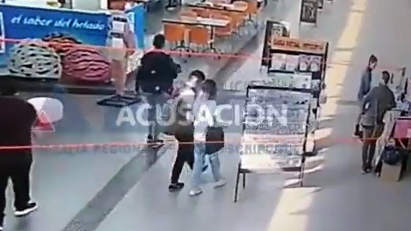 Una imagen de la pareja cuando partió desde la Terminal de Rosario hacia Puerto San Martín.