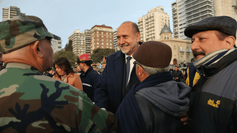 El gobernador encabezó el acto por el día de la Bandera.