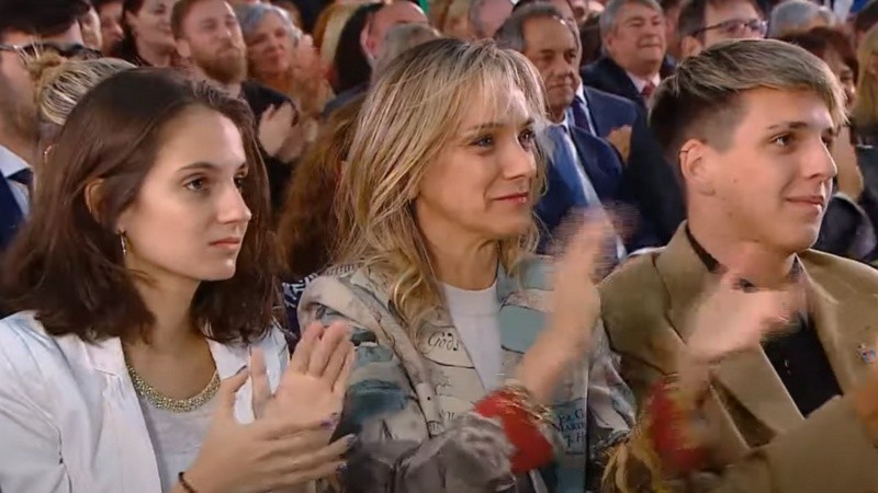 Malena y sus hijos en la jura de Sergio Massa.