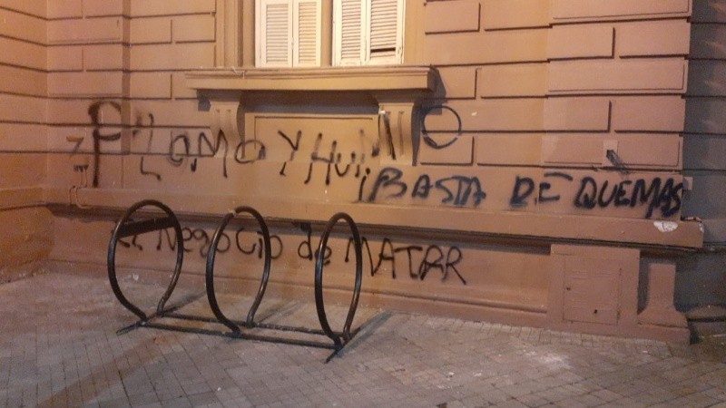 La pintada en una de las paredes de la Municipalidad.