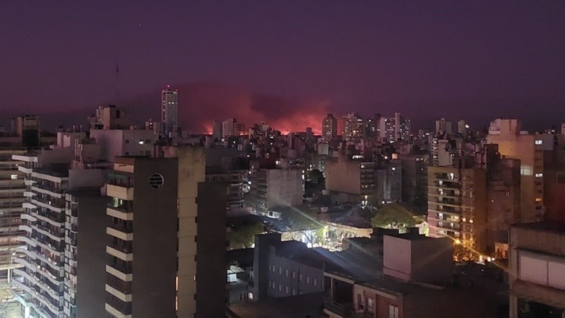 El fuego seguía este lunes a la noche.