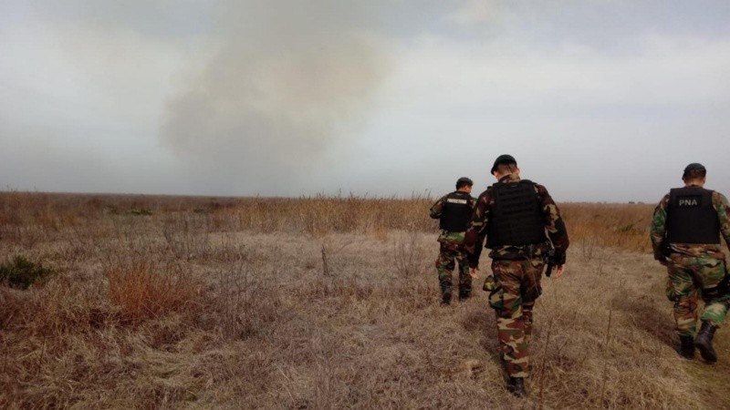 Los prefectos encontraron al hombre cuando intentaba seguir quemando pastizales.