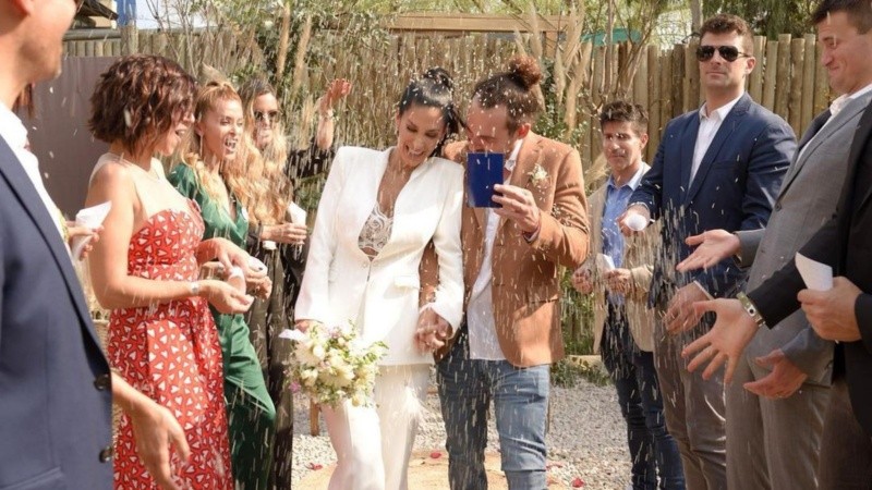 Silvina y Federico, al salir del registro civil. 