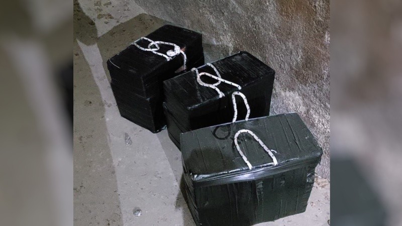 Los bolsos en los que fueron transportados los ladrillos de cocaína que fueron puestos en distintos contenedores de maní.