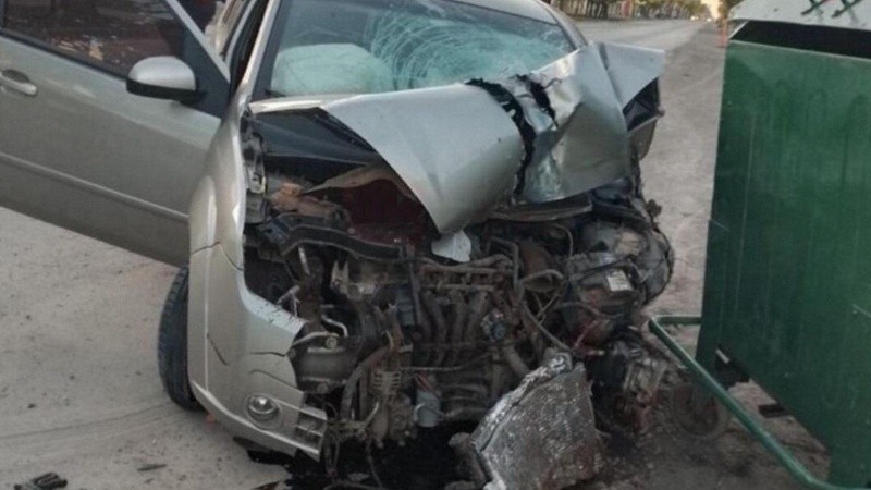 Así quedó el auto que embistió y le provocó la muerte a dos hermanos en una parada de colectivos.