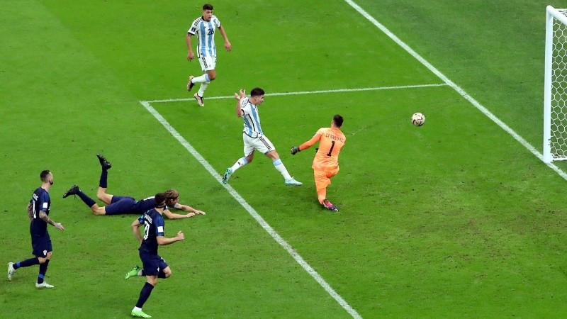 Julián definiò frente al arquero y con la defensa rendida.