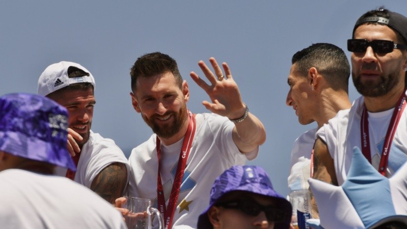 Messi, feliz, en la fiesta popular interminable por las calles de Buenos Aires.