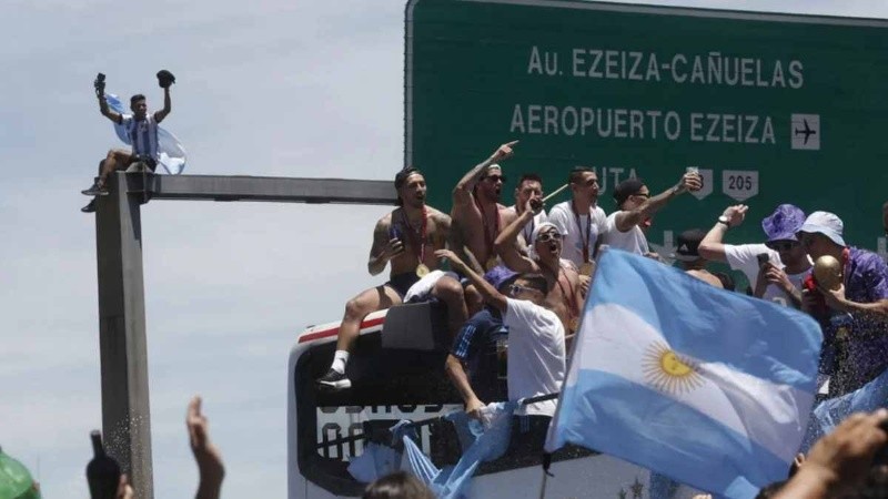 Desde el predio de Ezeiza, el micro que llevaba a la selección argentina intentó llegar al centro porteño, pero no fue posible.