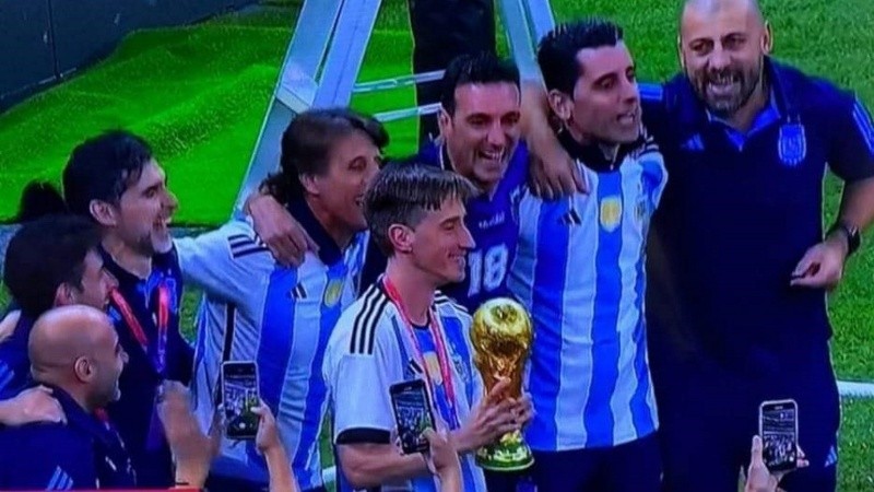 Matías Manna con la copa del mundo en sus manos