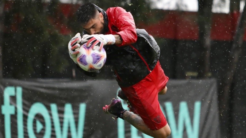 Hoyos volando bajo la lluvia en una de las prácticas de esta semana en el Centro Griffa.