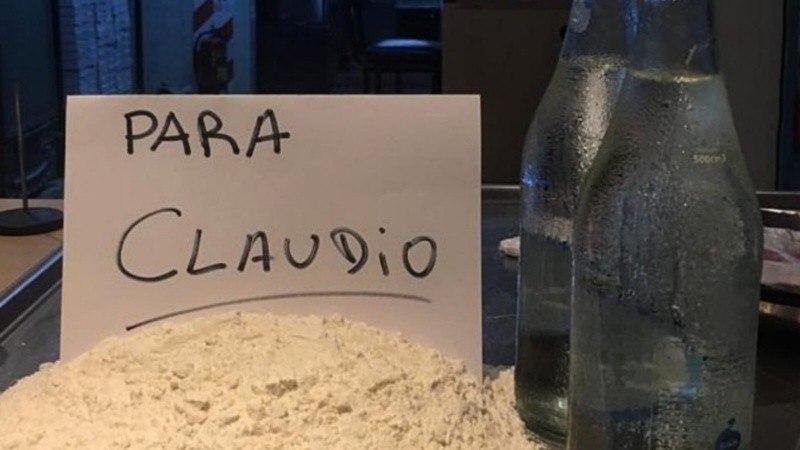 Si Claudio se logra hacer una pizza solo con los ingredientes básicos, recibe comida gratis de por vida