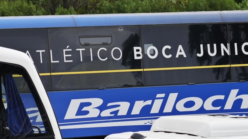 La imagen de la ventana del micro de Boca impactada por un piedrazo.