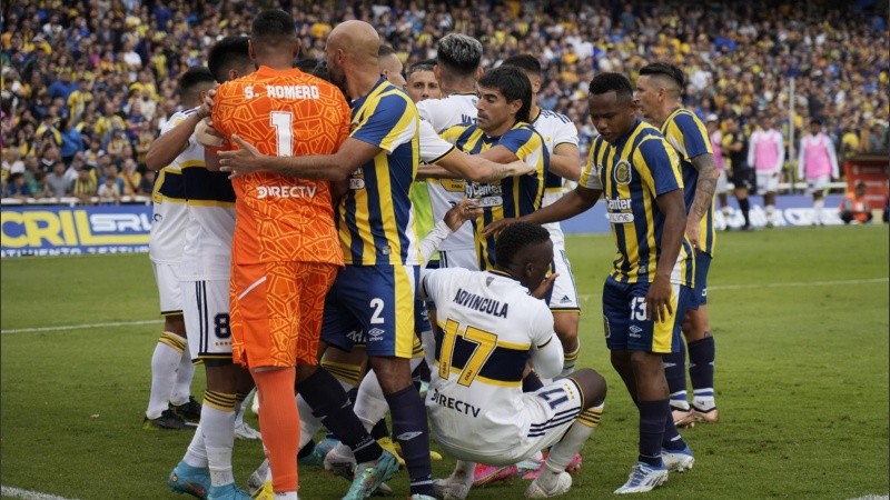 Tumulto y empujones en el final del partido.