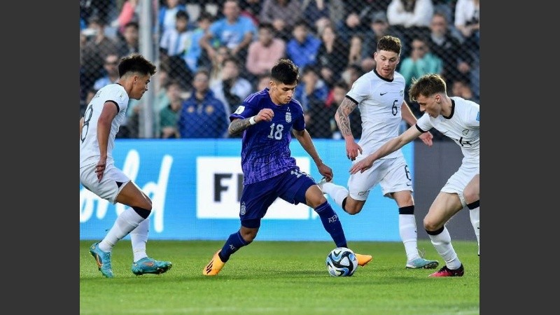Aguirre fue una de las figuras del partido y anotó de penal su primer gol en el torneo
