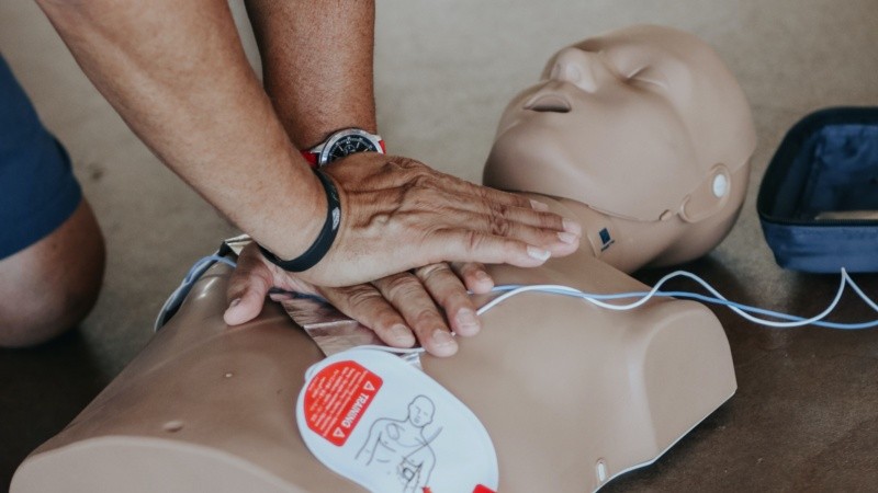 Instan a prevenir la muerte súbita en el deporte aprendiendo reanimación cardiopulmonar.