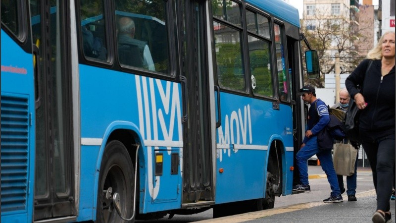 Atención: el transporte urbano, como día medio festivo este lunes.