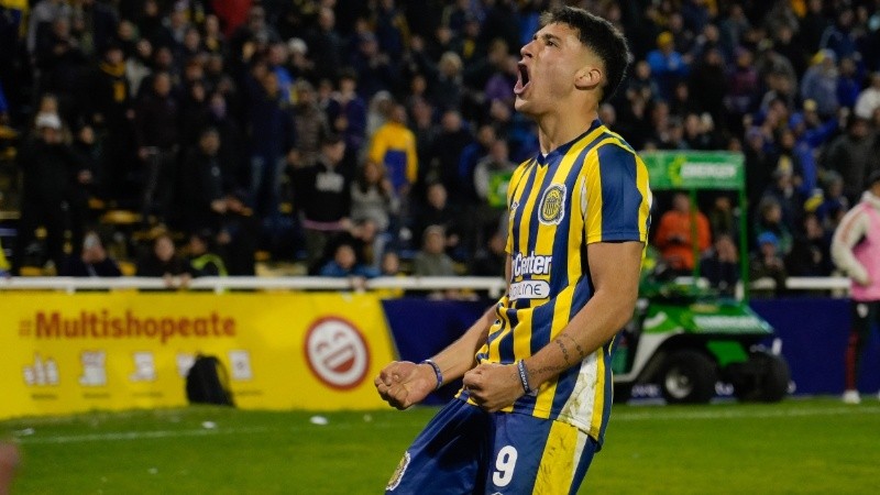 Véliz festeja uno de los 19 goles que hizo con la camiseta de Central.