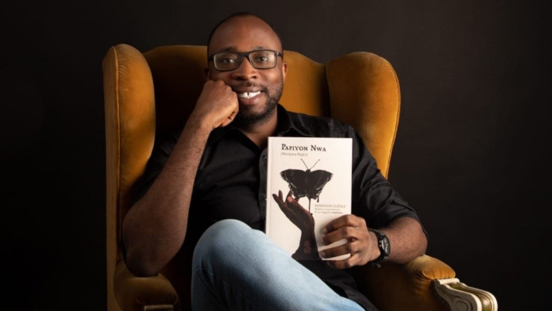 Robby Glésile con su libro Papiyón Nwa (Mariposa negra).