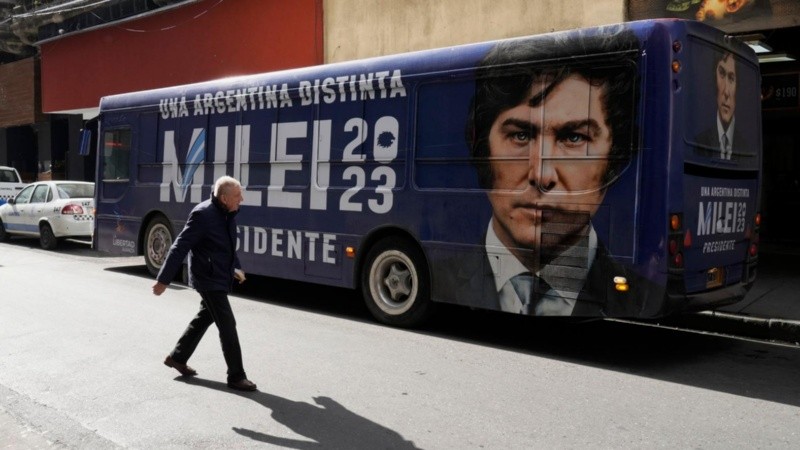 El colectivo de Milei que pasó por Rosario con la promesa de 