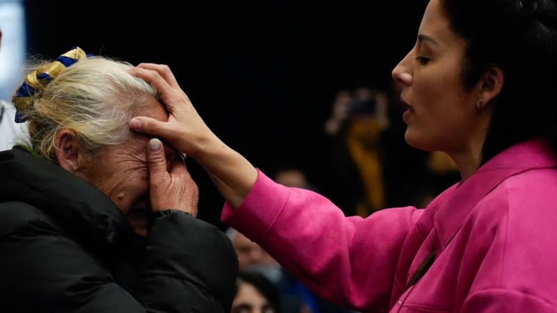 Leda bendice a una mujer este martes en la ex Rural.