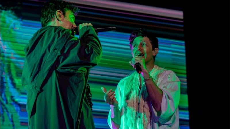 Babasónicos desplegó poderío sonoro junto al río en Rosario.