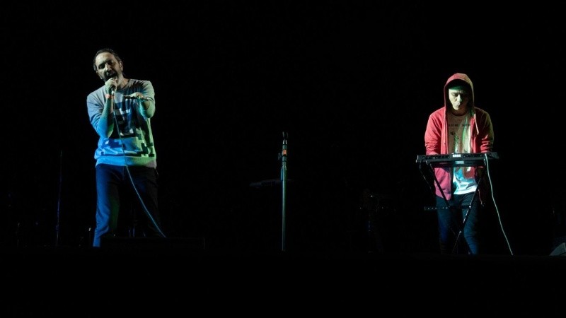 El dúo electropop Matilda abrió la noche.