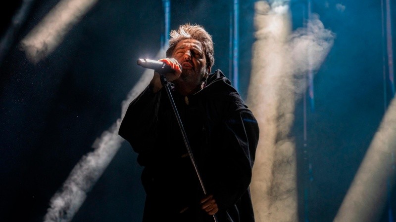 Babasónicos desplegó poderío sonoro junto al río en Rosario.