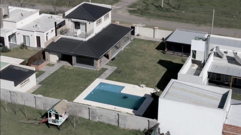 Ortigala fue detenida en un caserón de Funes Town, parte de un patrimonio bajo sospecha.