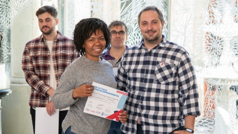 Ignacio Sarmiento, de Hola América, con una de las talleristas con su certificado.