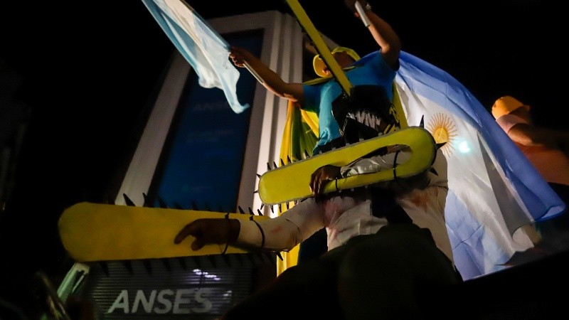 Motosierra de cartulina para festejar 