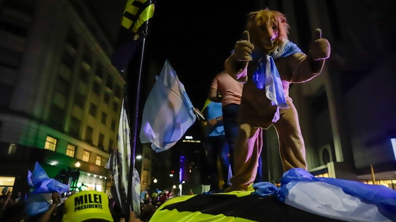 Un león de peluche tamaño humano.