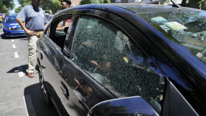 Uno de los delincuentes efectuó un temerario disparo a la ventanilla del acompañante.