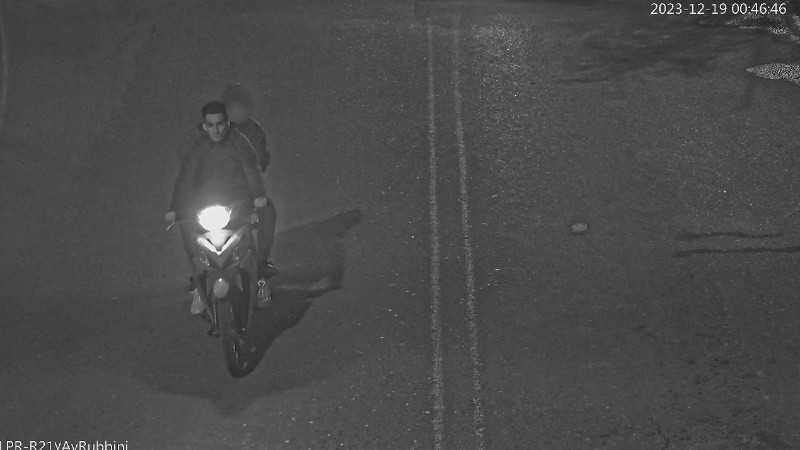 Lemo al mando de la moto al momento de hacer vigilancia fuera de la casa de Pighin.&nbsp;