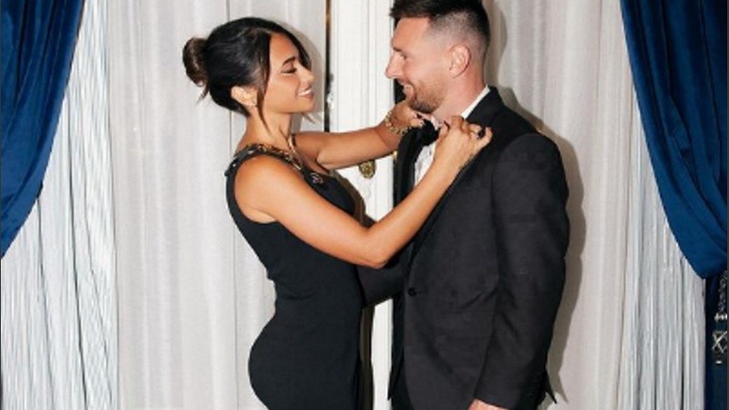 Lionel Messi y Antonela Roccuzzo, una pareja que se muestra feliz.