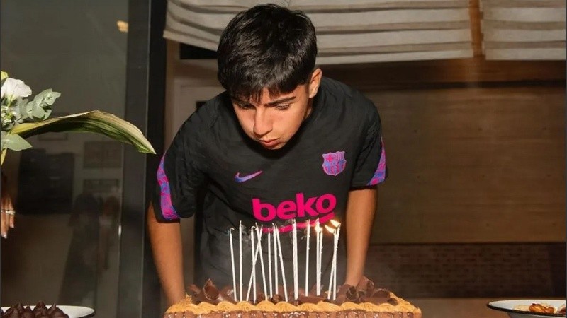 El momento en que Benjamín sopló las velitas, ya por la noche tras una tarde de festejos.