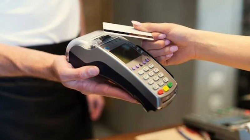 Todo comercio deberá cumplir con la norma que garantiza el derecho de compra con los plásticos.