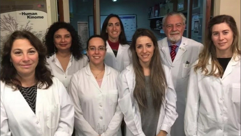 El dr. José Mordoh y su equipo de investigadoras.