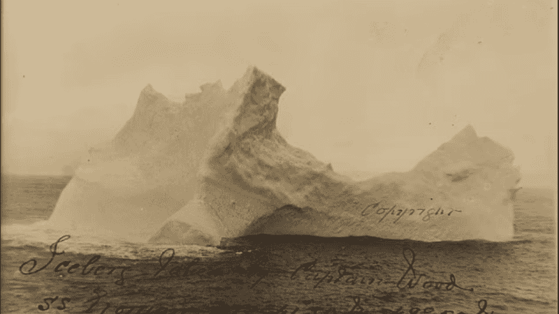 La  imagen en blanco y negro fue capturada por un empresario que trabajaba en el barco de recuperación de cadáveres.