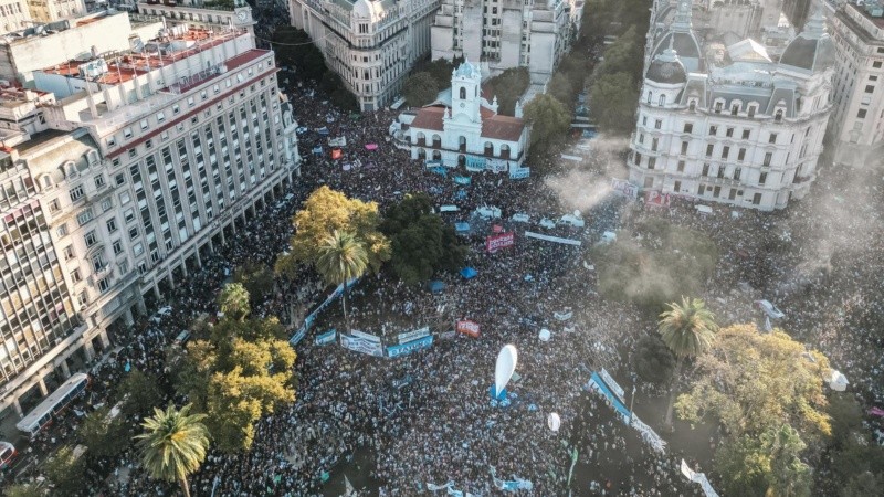 Estudiantes, docentes y no docentes marcharon en defensa de la educación pública.