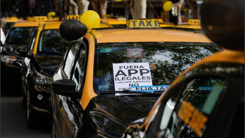 El Concejo aprobó modificaciones en el servicio de taxis y remises en Rosario.