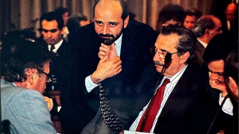 Rodríguez junto a Alfonsín en la las sesiones de la Convención Constituyente que reformó por última vez la Constitución de la Nación.